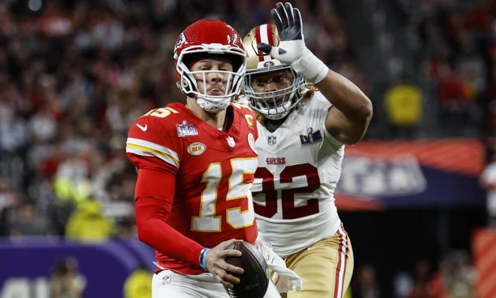 Fotografía de archivo, tomada el pasado 11 de febrero, en la que se registró al defensa Chase Young (d), al actuar para los 49ers de San Francisco y atrás de Patrick Mahomes (i) -mariscal de campo de los Chiefs de Kansas City-, durante el Super Bowl LVIII, en Las Vegas (Nevada, EE.UU.). Young reforzará a los Saints de Nueva Orleans en la próxima temporada de la NFL. EFE/John G. Mabanglo