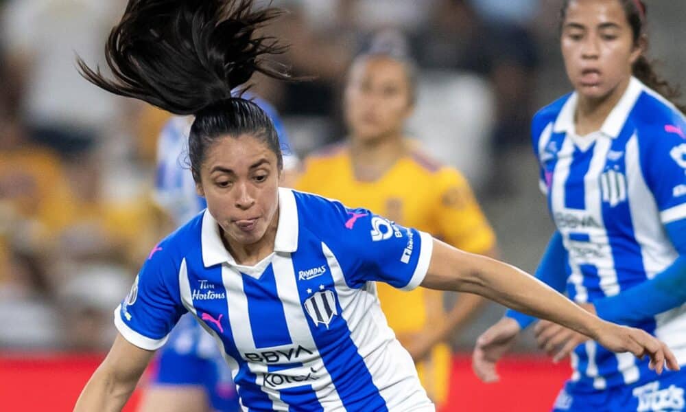 Fotografía de archivo, tomada el pasado 15 de marzo, en la que se registró a la guatemalteca Ana Lucía Martínez (i), atacante de las Rayadas de Monterrey, durante un partido del Torneo Clausura de la Liga Femenil Mx de fútbol, en el estadio BBVA, en Monterrey (México). Martínez anotó un gol e hizo una asistencia en el triunfo de su equipo 3-1 sobre Tijuana, este jueves 28 de marzo. EFE/Miguel Sierra