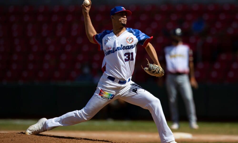 Fotografía de archivo en la que se registró al lanzador abirdor dominicano Luis Castillo, al actuar con la selección de su país durante un partido de la Serie del Caribe, en la ciudad de Mazatlán (estado mexicano de Sinaloa). EFE/Carlos Ramírez