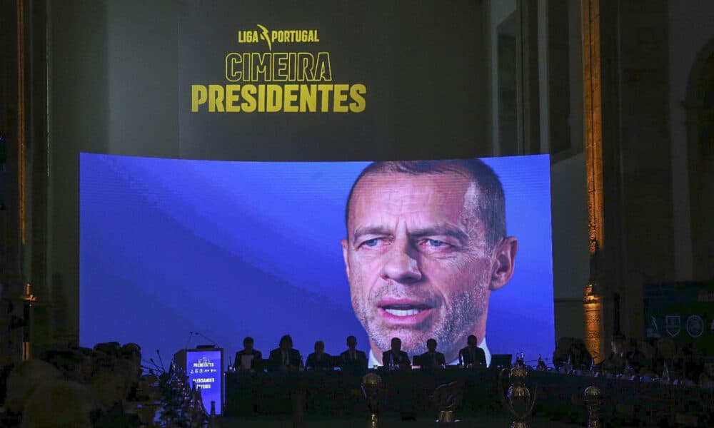 El presidente de la UEFA, Aleksander Ceferin, defendió por videoconferencia este miércoles en una cumbre en Portugal que el fútbol "no puede basarse en privilegios", sino en el mérito deportivo, al cargar de nuevo contra el proyecto de la Superliga de clubes. EFE/ Liga Portugal