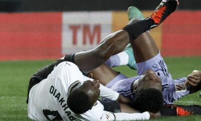El central franco-guineano Mouctar Diakhaby se duele ante el defensa del Real Madrid Aurelien Tchouameni, en la jugada en la que se ha lesionó en la jornada 27 de Primera División que Valencia y Real Madrid disputaron en Mestalla. EFE / Biel Aliño.