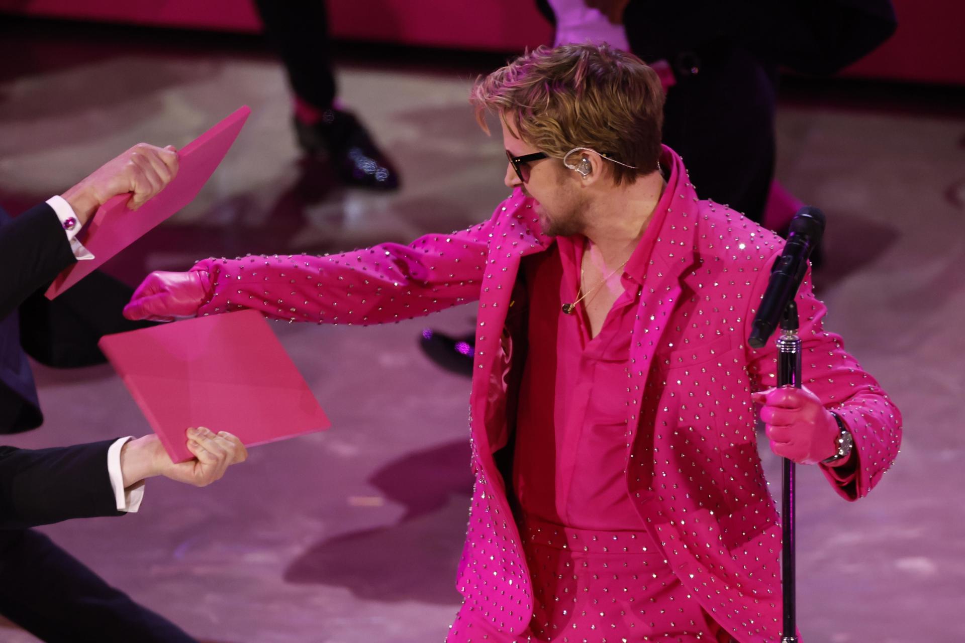 Ryan Gosling (d) interpreta la canción nominada 'I'm Just Ken' de la película 'Barbie'. EFE/EPA/Caroline Brehman
