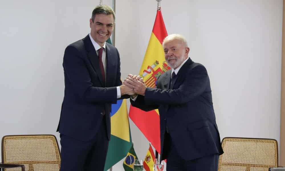 El mandatario brasileño, Luiz Inácio Lula da Silva (d), se reúne este miércoles con el presidente del Gobierno español, Pedro Sánchez, en el Palacio presidencial de Planalto en Brasilia (Brasil). EFE/André Coelho