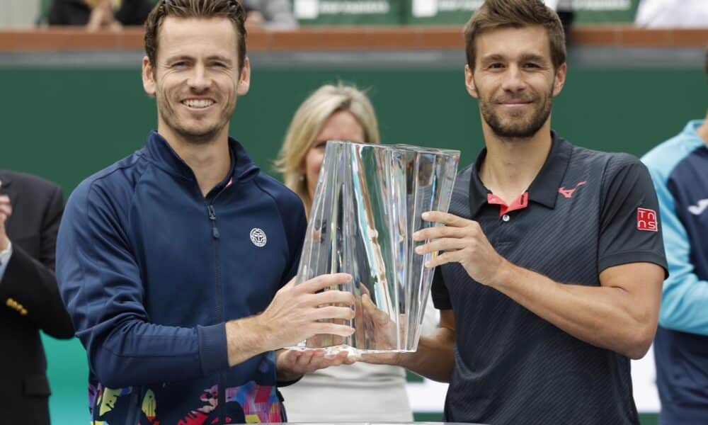 El tenista neerlandés Wesley Koolhof (i) y el croata Nikola Mektic fueron registrados este viernes, 15 de marzo, al levantar el trofeo de campeones de dobles masculino del Masters 1.000 de Indian Wells, tras derrotar en la fina al argentino Horacio Zeballos y al español Marcel Granollers, en Indian Wells (California, EE.UU.) EFE/John G. Mabanglo