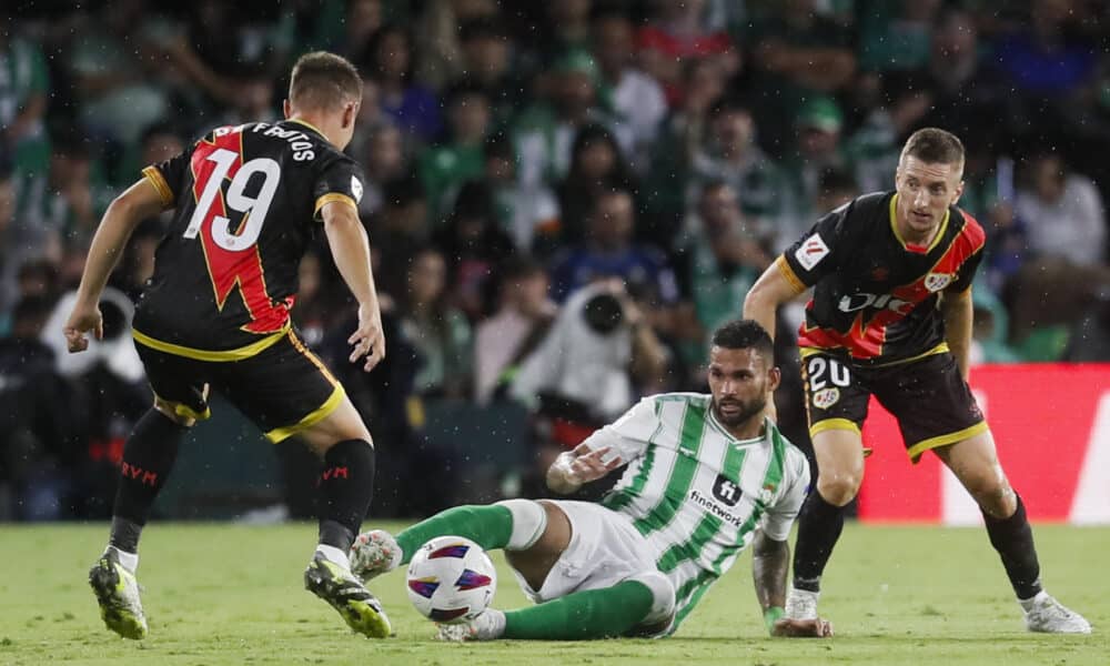 El delantero brasileño del Betis Willian José (c) disputa el balón ante el jugador del Rayo Vallecano Jorge de Frutos (i) durante el encuentro de la primera vuelta entre ambos equipos. EFE/José Manuel Vidal/archivo