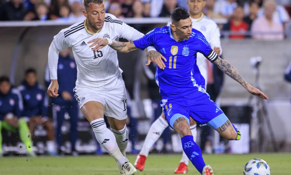 Angel Di Maria (d) de Argentina disputa el balón con Francisco Calvo de Costa Rica durante su partido amistoso contra Costa Rica en estadio Los Ángeles Memorial Coliseum en Los Ángeles, California (EE.UU.), en una foto de archivo. EFE/Ariana Ruiz