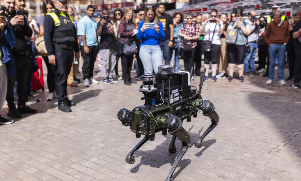 Agentes de la Policía Local de Málaga realizan una demostración práctica este martes en la calle Marqués de Larios de la capital malagueña de un robots cuadrúpedo que ha diseñado la Universidad (UMA) y que puede patrullar con los municipales. EFE/Carlos Díaz