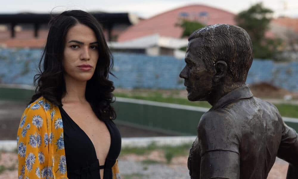 La estudiante y activista Manuella Tyler Medrado posa junto a una escultura en homenaje al exfutbolista brasileño Dani Alves, el 27 de marzo de 2024, en Juazeiro (Brasil). EFE/ Rafael Martins