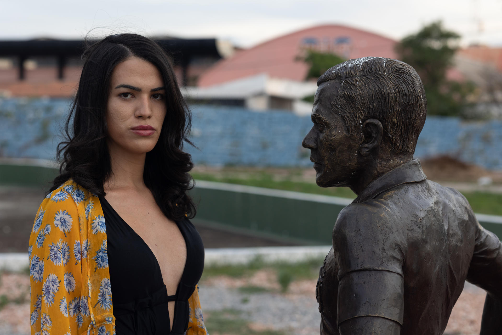 La estudiante y activista Manuella Tyler Medrado posa junto a una escultura en homenaje al exfutbolista brasileño Dani Alves, el 27 de marzo de 2024, en Juazeiro (Brasil). EFE/ Rafael Martins