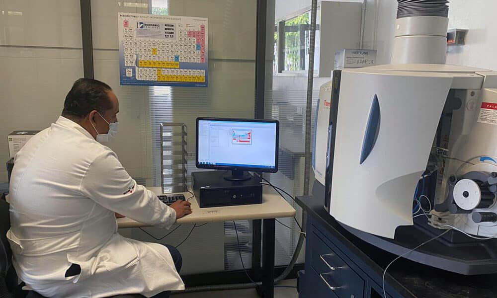 Fotografía cedida este sábado, por la secretaría de Agricultura y Desarrollo Rural (Sader), que muestra a personal trabajando en un laboratorio de la Ciudad de México (México). EFE/ Agricultura y Desarrollo Rural