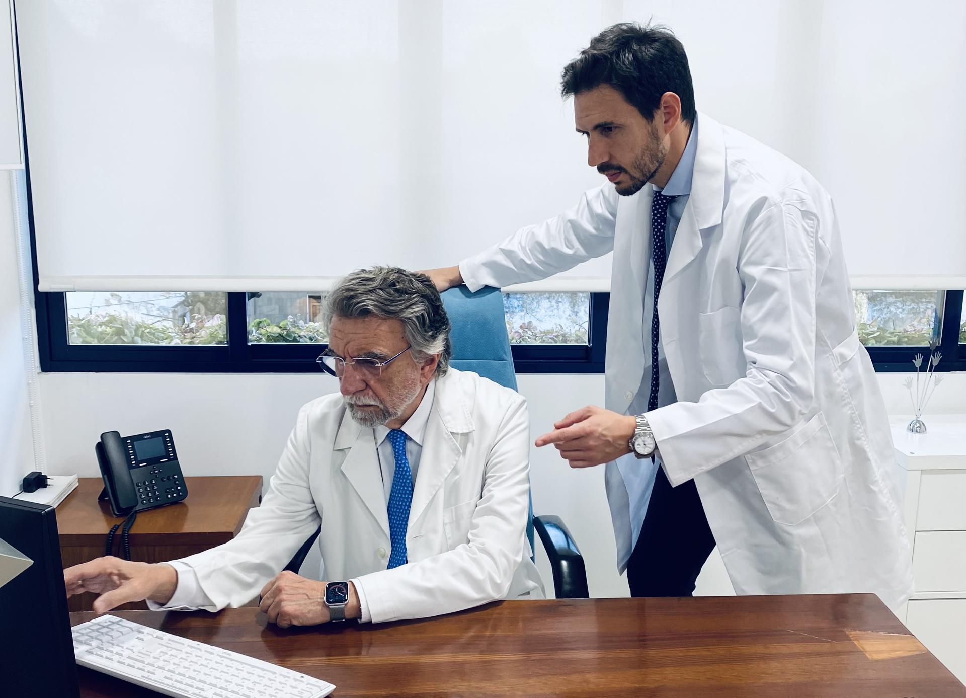 El doctor Antonio Escribano Zafra y su hijo, el doctor Antonio Escribano Ocón, durante el trabajo que realizaron para la película "La Sociedad de la Nieve".EFE/ Cedida por Antonio Escribano