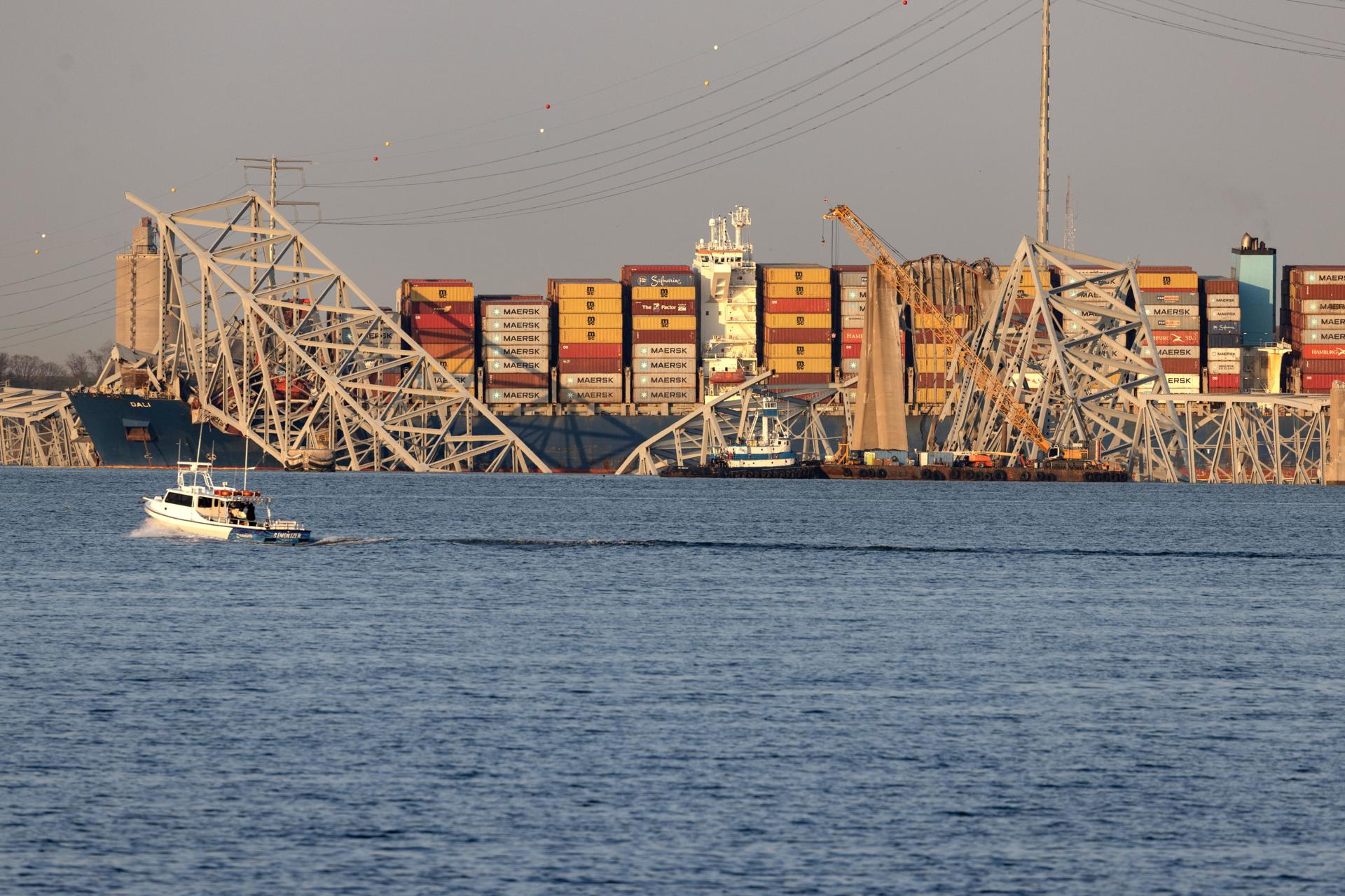 Una grúa trabaja junto al buque de carga Dali, con secciones derribadas del puente Francis Scott Key, este viernes en Baltimore, Maryland, EE.UU.. EFE/MICHAEL REYNOLDS