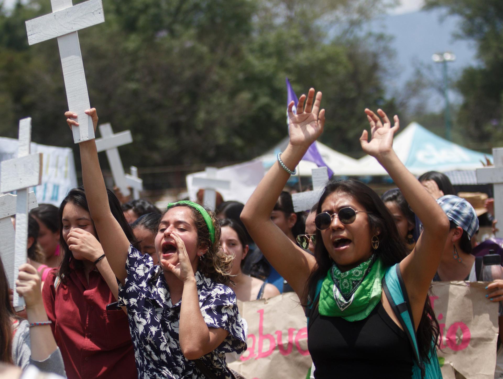 Fotografía de archivo de estudiantes de la Universidad Nacional Autónoma de México (UNAM) que marchan para exigir derechos de las estudiantes. EFE/Madla Hartz