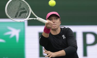 La tenista polaca Iga Swiatek, en un momento del partido que ganó a la ucraniana Marta Kostyuk, en la semifinal del torneo de Indian Wells. EFE/EPA/JOHN G. MABANGLO