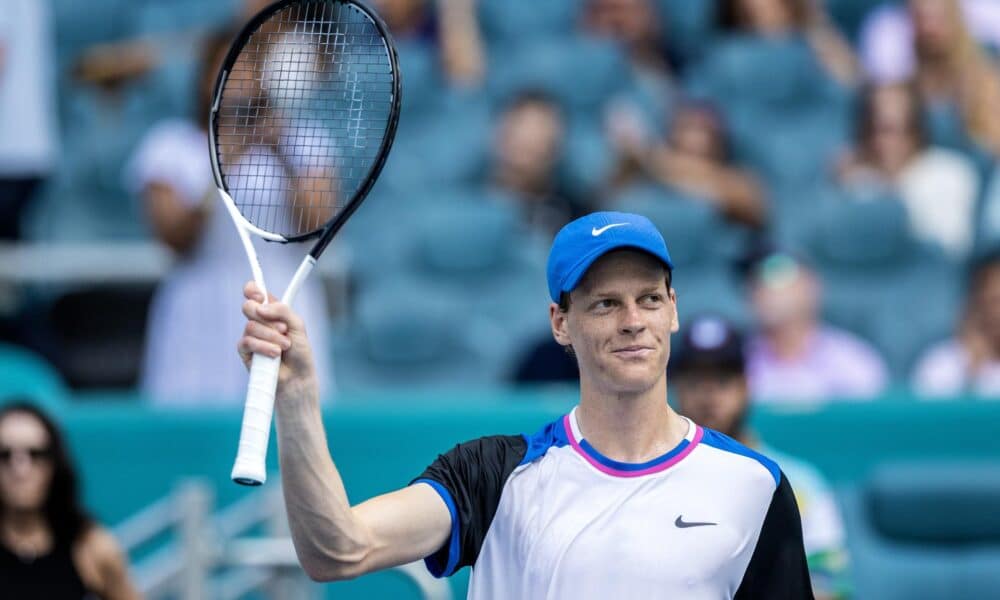 El tenista italiano Jannik Sinner fue registrado este miércoles, 27 de marzo, al celebrar su victoria sobre el checo Tomas Machac, al final de un partido de los cuartos de final del Masters 1000 de Miami, en Miami (Florida, EE.UU.). EFE/Cristóbal Herrera