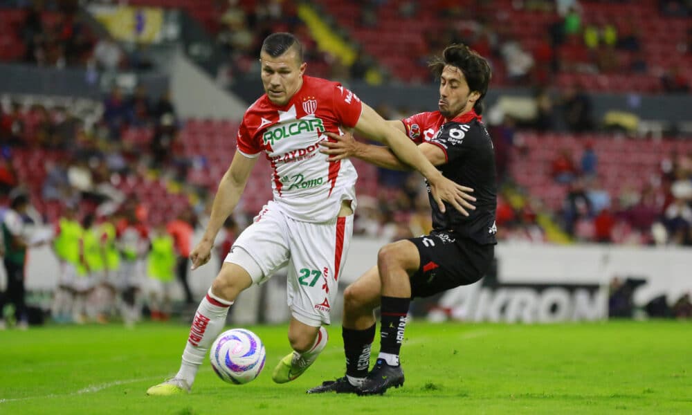 Fotografía de archivo en la que se registró al paraguayo Braian Samudio (i), delantero del club mexicano de fútbol Necaxa, quien anotó uno de los goles con los que su equipo se impuso 3-1 al San Luis. EFE/Francisco Guasco