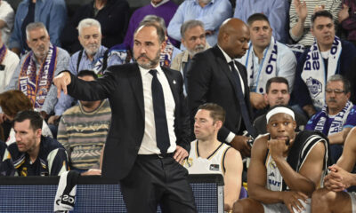 El entrenador del Real Madrid, Chus Mateo, durante el partido de La Liga Endesa de baloncesto que enfrenta a su equipo contra el Zunder Palencia en Palencia. EFE/ Almudena Álvarez