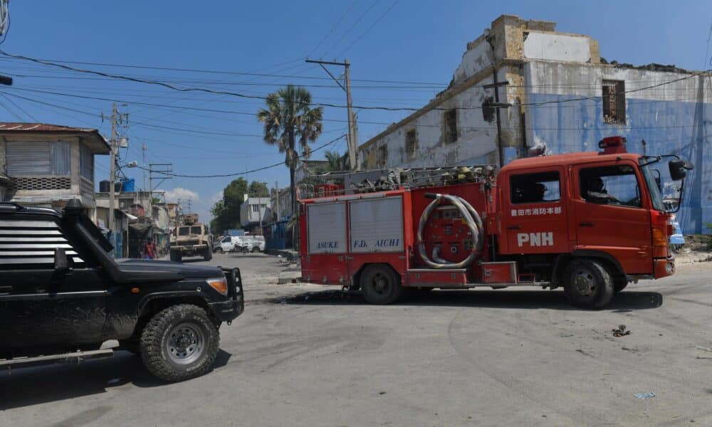 Un camión de bomberos es visto al frente de la Penitenciaría Nacional en Puerto Príncipe en Puerto Príncipe (Haití). EFE/ Johnson Sabin