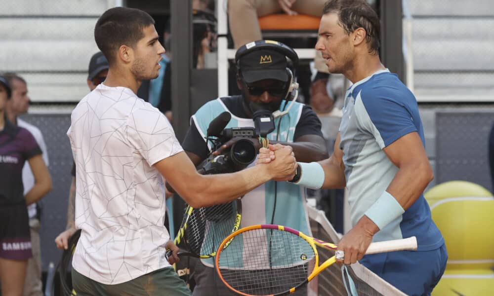 El tenista Carlos Alcaraz, y el tenista Rafael Nadal, se estrechan la mano tras el encuentro de cuartos de final del Mutua Madrid Open, el 6 de mayo de 2022. EFE/Emilio Naranjo