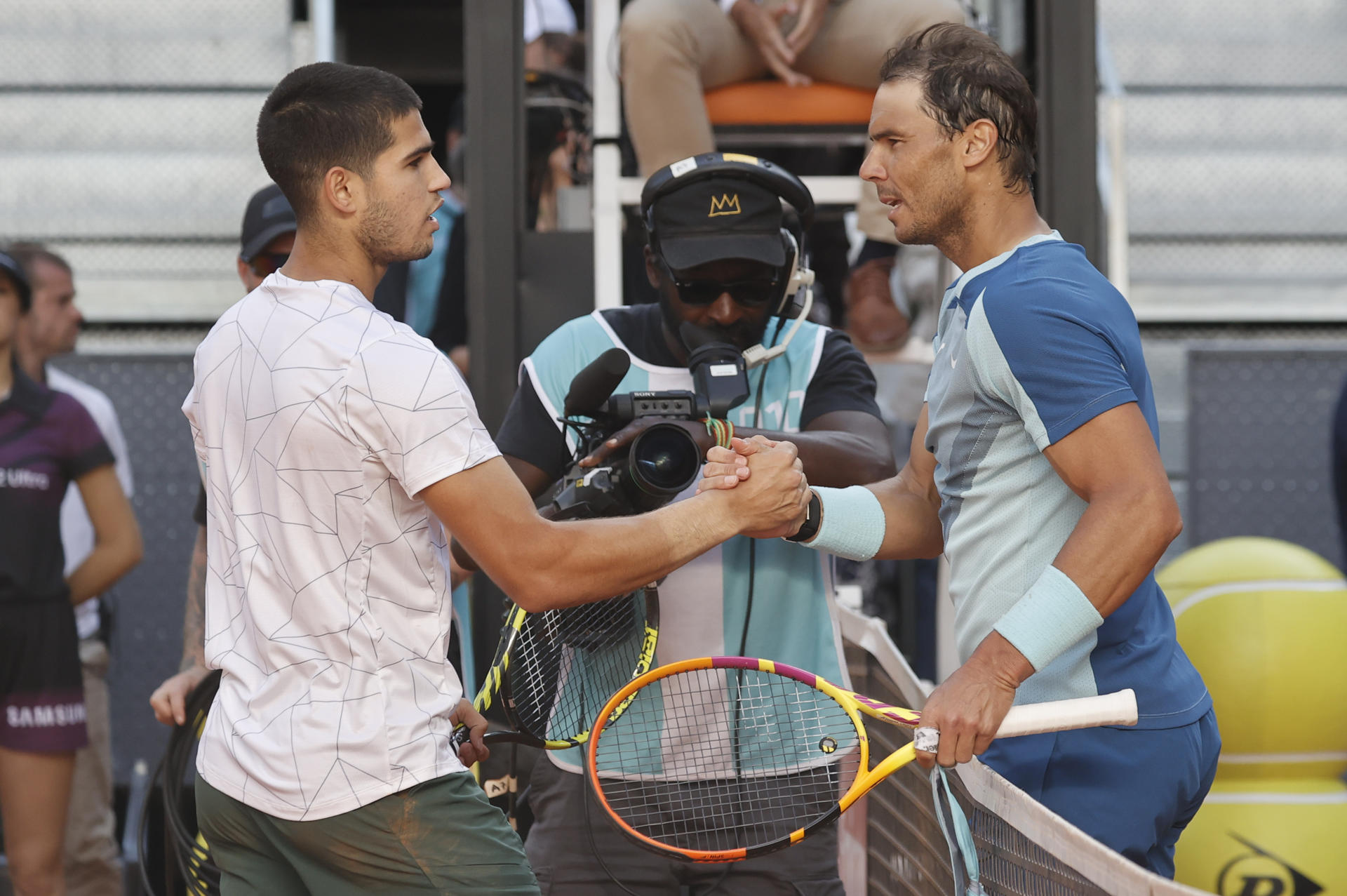 El tenista Carlos Alcaraz, y el tenista Rafael Nadal, se estrechan la mano tras el encuentro de cuartos de final del Mutua Madrid Open, el 6 de mayo de 2022. EFE/Emilio Naranjo