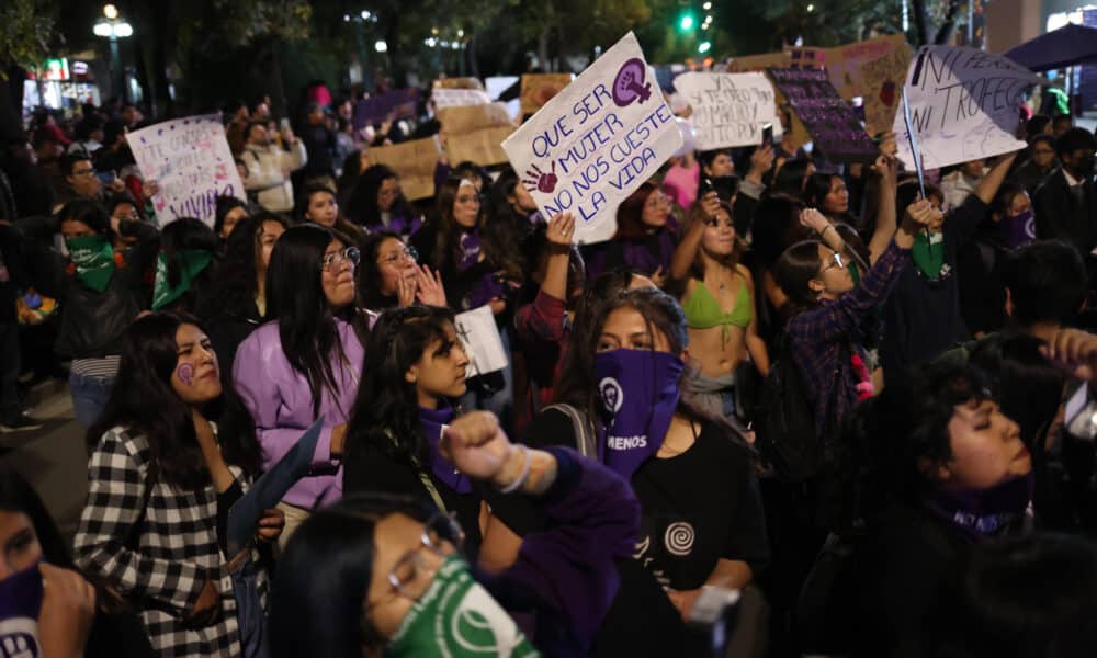 Activistas por los derechos de las mujeres participan de la marcha por el Día Internacional de la Mujer este viernes, en La Paz (Bolivia). EFE/Luis Gandarillas