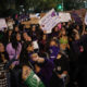 Activistas por los derechos de las mujeres participan de la marcha por el Día Internacional de la Mujer este viernes, en La Paz (Bolivia). EFE/Luis Gandarillas