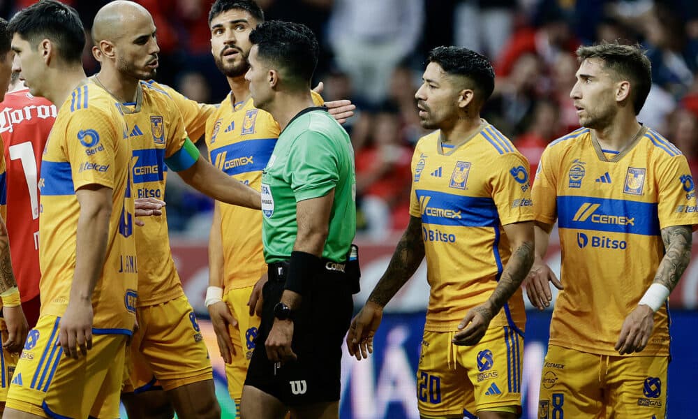 Guido Pizarro (2-i), Javier Aquino (2-d) y Fernando Gorriarán (d) de Tigres reclaman al árbitro central Adonai Escobedo (c) durante un juego por la décima jornada de la Liga MX del fútbol mexicano, en el estadio Nemesio Diez, en Toluca (México). Imagen de archivo. EFE/Alex Cruz