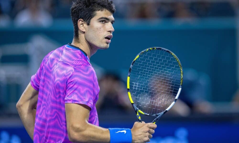 Carlos Alcaraz de España en acción contra Roberto Carballés Baena de España en el torneo de tenis del Abierto de Miami 2024, en Miami, Florida. EFE/Cristobal Herrera-Ulashkevich