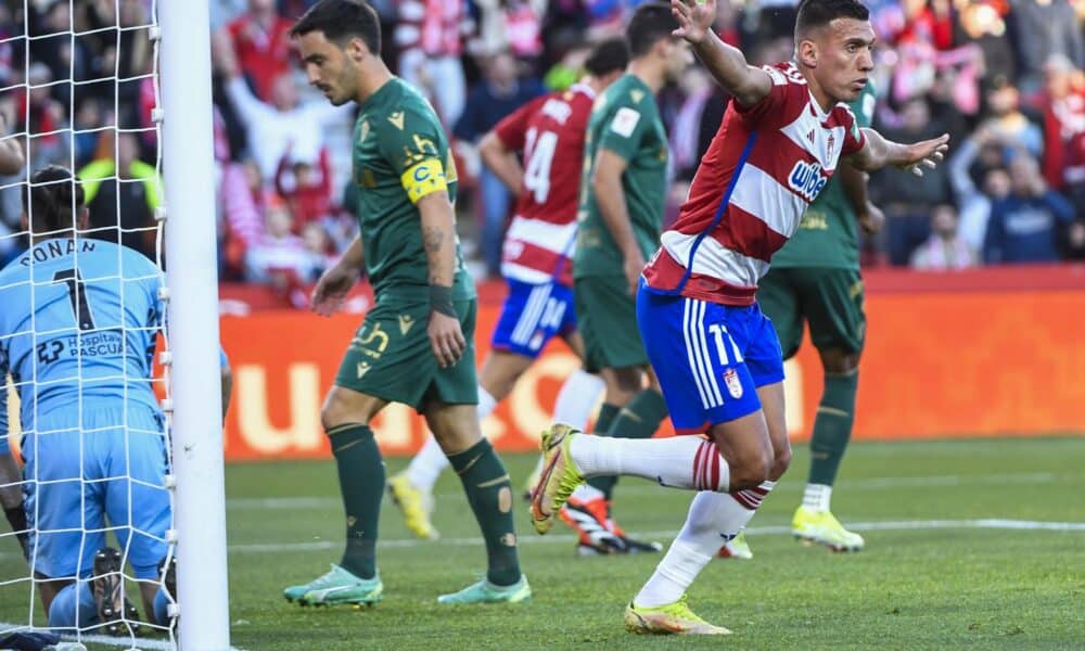 El delantero del Granada, Uzuni, celebra el primer gol de su equipo ante el portero del Cádiz, Conan, en el partido entre ambos equipos correspondiente a la primera vuelta, en una foto de archivo. EFE/ Miguel Ángel Molina