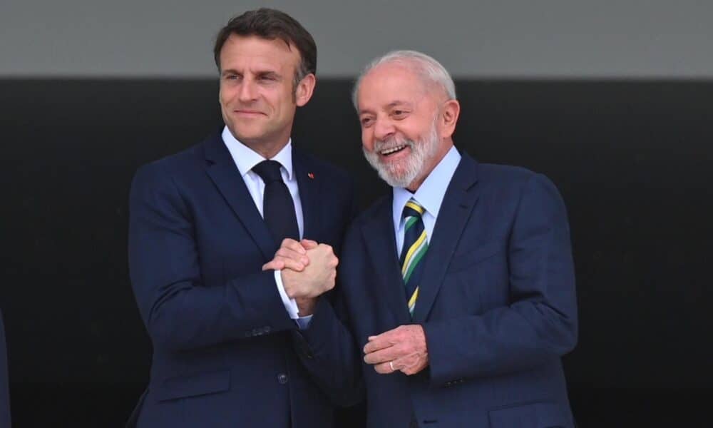 El presidente de Francia, Emmanuel Macron, posa con el presidente de Brasil, Luiz Inácio Lula da Silva, este jueves en el Palacio del Planalto, en Brasilia (Brasil). EFE/André Borges