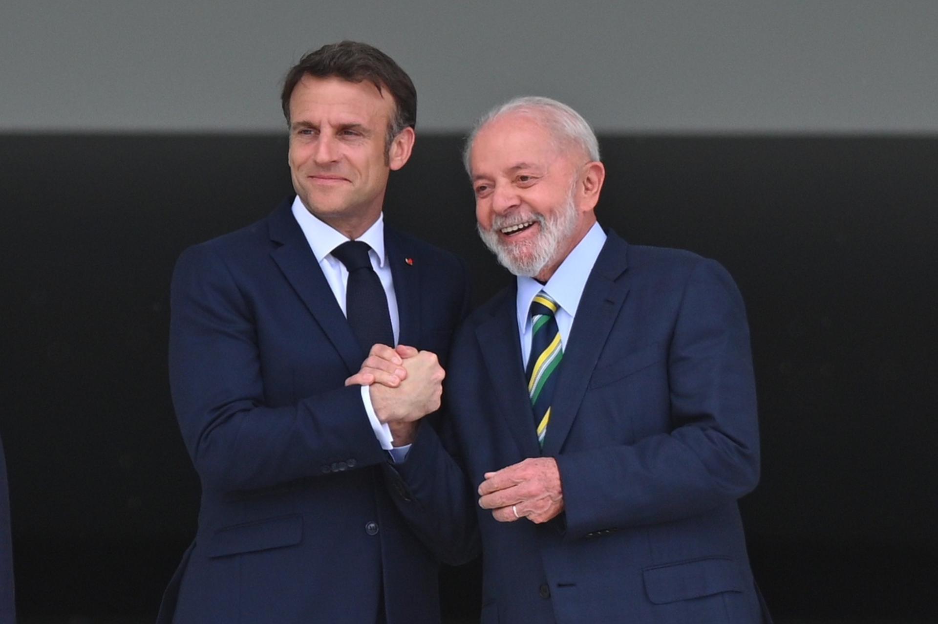 El presidente de Francia, Emmanuel Macron, posa con el presidente de Brasil, Luiz Inácio Lula da Silva, este jueves en el Palacio del Planalto, en Brasilia (Brasil). EFE/André Borges