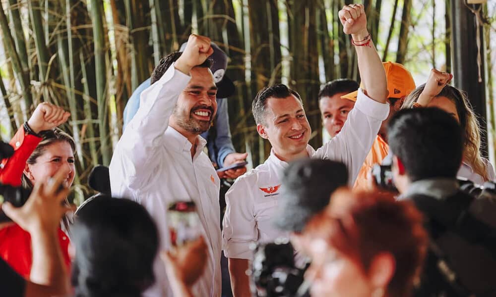 Fotografía cedida este domingo, 3 de marzo, por Jorge Álvarez Máynez Prensa, en la que se registró al candidato a la presidencia de México por el Movimiento Ciudadano (MC), Jorge Álvarez Máynez (c-i), junto al alcalde de la ciudad de Monterrey, Luis Donaldo Colosio (c-d), durante un acto proselitista, en el estado de Nuevo León (México). EFE/Jorge Álvarez Máynez Prensa