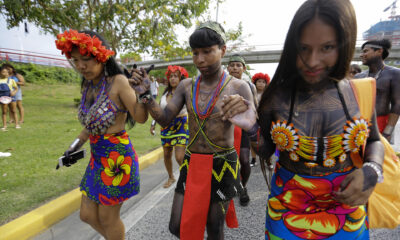 Indígenas de la comunidad Ngäbe Buglé fueron registrados este sábado, 16 de marzo, al celebrar el aniversario de la creación de su comarca  en 1997, en el Paseo Marítimo, en Ciudad de Panamá (Panamá). EFE/Carlos Lemos