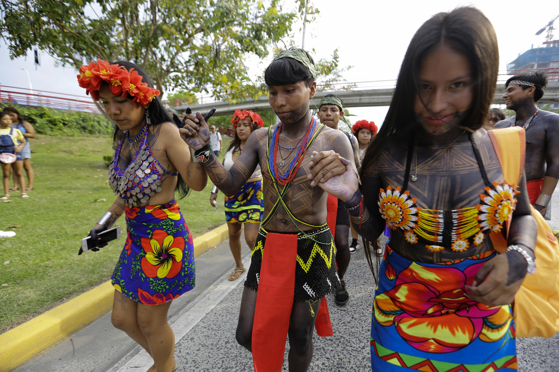 Indígenas de la comunidad Ngäbe Buglé fueron registrados este sábado, 16 de marzo, al celebrar el aniversario de la creación de su comarca  en 1997, en el Paseo Marítimo, en Ciudad de Panamá (Panamá). EFE/Carlos Lemos
