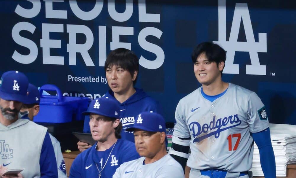 El jugador estrella de los Dodgers de los Ángeles, Shohei Ohtani (R) y su intérprete Ippei Mizuhara (C), el 20 de marzo de 2024. EFE/EPA/Jiji Press