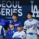 El jugador estrella de los Dodgers de los Ángeles, Shohei Ohtani (R) y su intérprete Ippei Mizuhara (C), el 20 de marzo de 2024. EFE/EPA/Jiji Press