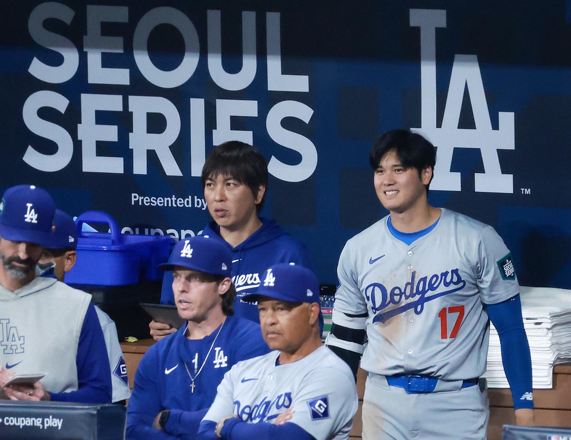 El jugador estrella de los Dodgers de los Ángeles, Shohei Ohtani (R) y su intérprete Ippei Mizuhara (C), el 20 de marzo de 2024. EFE/EPA/Jiji Press