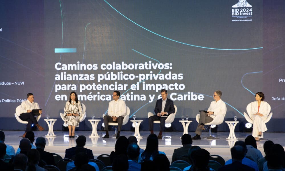 Expertos participan en el seminario Trazando Caminos Colaborativos: Alianzas Público-Privadas para Potenciar el Impacto en América Latina y el Caribe, durante el Foro Empresarial de la asamblea anual del BID, este viernes en Punta Cana (República Dominicana). EFE/Orlando Barría