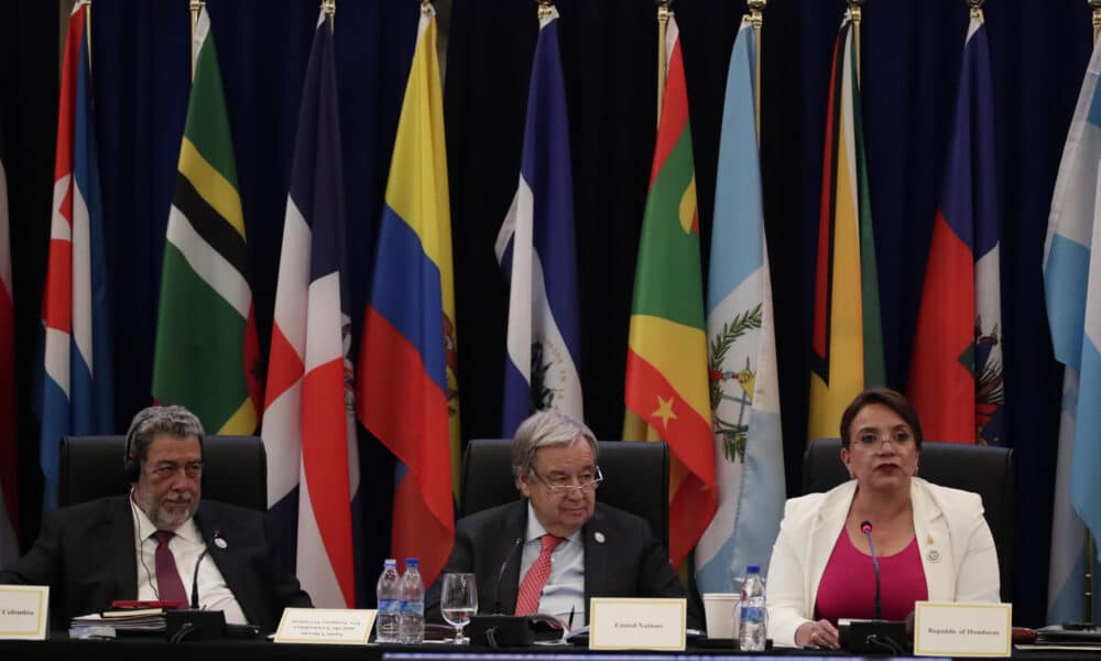 La presidenta de Honduras, Xiomara Castro, acompañada del primer ministro de San Vicente y Las Granadinas, Ralph Gonsalves (i) y  el secretario general de las Naciones Unidas, António Guterres (c), participan durante la Cumbre de la Celac este viernes en Kingstown (S. Vicente y Granadinas). EFE/Bienvenido Velasco