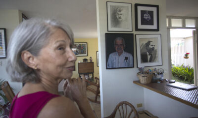 María de los Ángeles Vázquez, viuda del nacionalista puertorriqueño Cancel Miranda, muestra fotos de su esposo, uno de los nacionalistas que realizaron un ataque al Congreso de los Estados Unidos en 1954, durante una entrevista con EFE el 9 de enero de 2024, en su casa en San Juan (Puerto Rico). EFE/ Thais Llorca