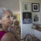 María de los Ángeles Vázquez, viuda del nacionalista puertorriqueño Cancel Miranda, muestra fotos de su esposo, uno de los nacionalistas que realizaron un ataque al Congreso de los Estados Unidos en 1954, durante una entrevista con EFE el 9 de enero de 2024, en su casa en San Juan (Puerto Rico). EFE/ Thais Llorca