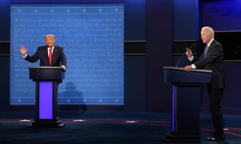 Fotografía de archivo fechada el 22 de octubre de 2020 del entonces presidente y ahora candidato a la Presidencia, Donald J. Trump (i), junto al entonces candidato demócrata y actual presidente en busca de reelección, Joe Biden, durante un debate presidencial en el Curb Event Center de la Universidad Belmont en Nashville, Tennessee (EE.UU.). EFE/ Michael Reynolds