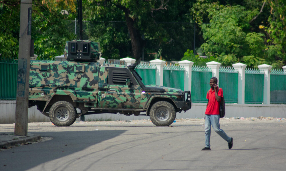 Fotografía de calles vacías debido al temor ante la violencia de las pandillas en Puerto Príncipe (Haití). EFE/ Siffroy Clarens