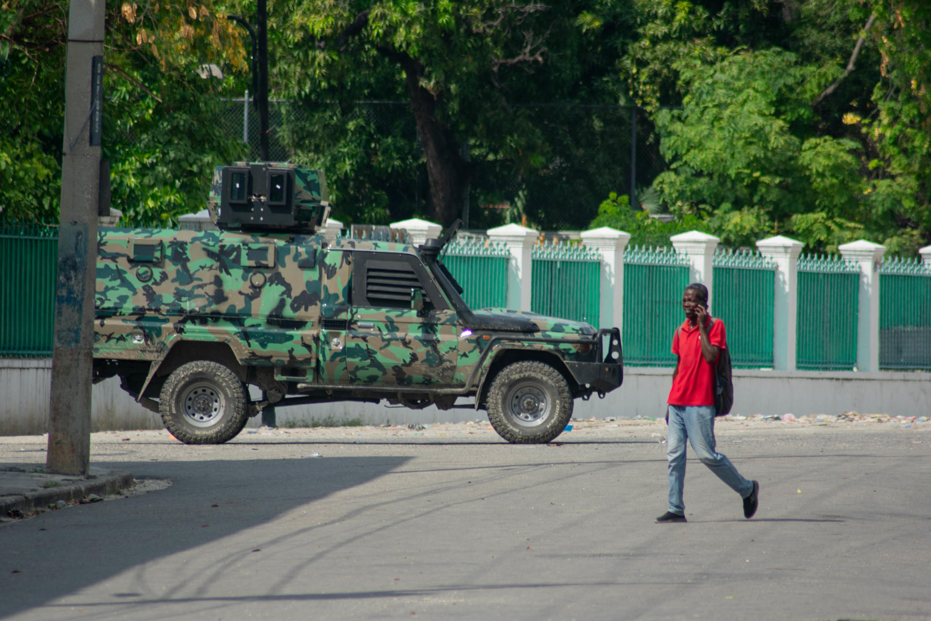Fotografía de calles vacías debido al temor ante la violencia de las pandillas en Puerto Príncipe (Haití). EFE/ Siffroy Clarens
