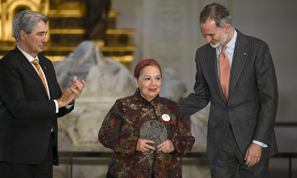 El rey Felipe VI junto al rector de la Universidad de Alcalá de Henares, José Vicente Saz Pérez (i), durante la entrega del IX Premio de Derechos Humanos Rey de España, otorgado a la ONG mexicana Colectivo de Familiares por Nuestros Desaparecidos de Jalisco (FUNDEJ), galardón que es recogido por la coordinadora y fundadora de la ONG, María Guadalupe Aguilar (c), este miércoles en la Universidad de Alcalá de Henares, en Madrid. EFE/ Fernando Villar