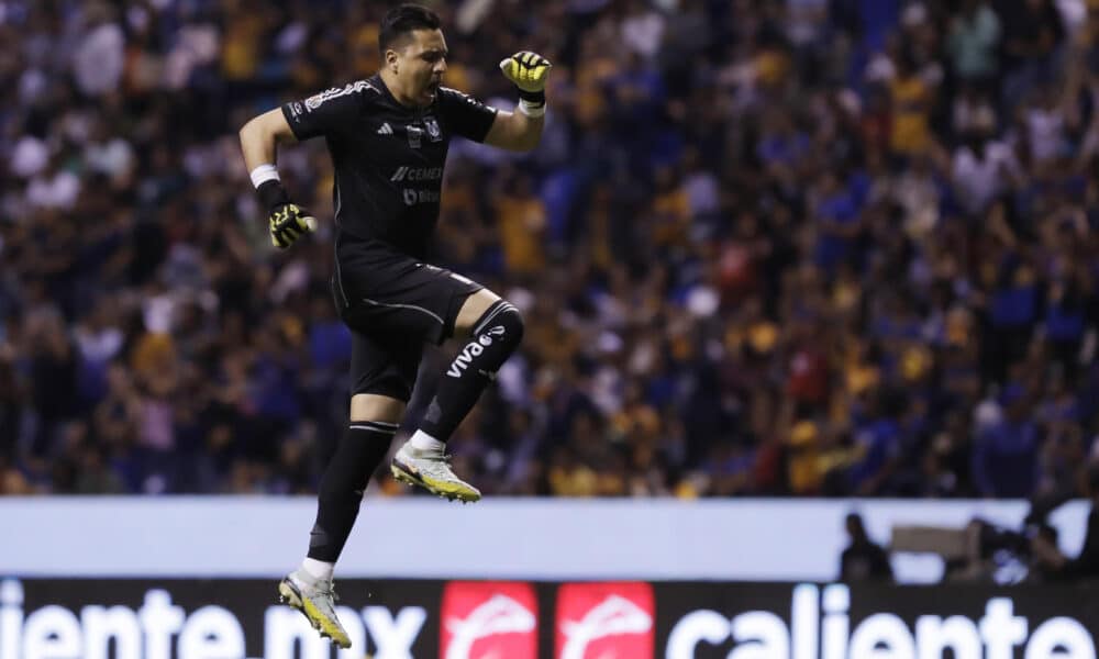 El guardameta Carlos Rodríguez de Tigres festeja el triunfo contra el Puebla este viernes, durante un partido de la jornada 13 del torneo Clausura 2023 de la Liga MX, disputado en el estadio Cuauhtémoc en Puebla (México). EFE/ Hilda Ríos