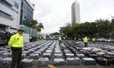 Policías custodian este martes un cargamento de marihuana decomisado en un operativo, en Cali (Colombia). EFE/Ernesto Guzmán