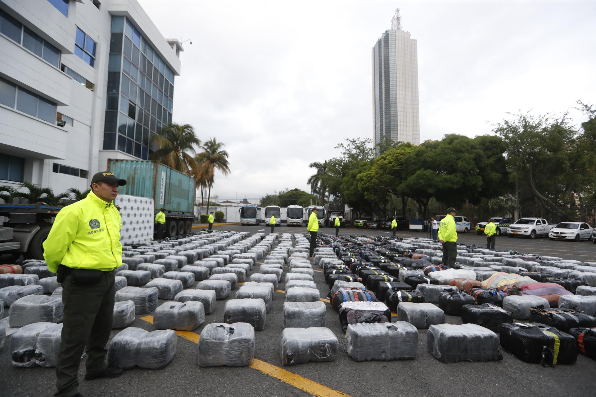Policías custodian este martes un cargamento de marihuana decomisado en un operativo, en Cali (Colombia). EFE/Ernesto Guzmán