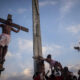 Un hombre participa en una representación del Viacrusis, como parte de las celebraciones de Semana Santa, este viernes en el sector popular Petare, en Caracas (Venezuela). EFE/ Miguel Gutiérrez