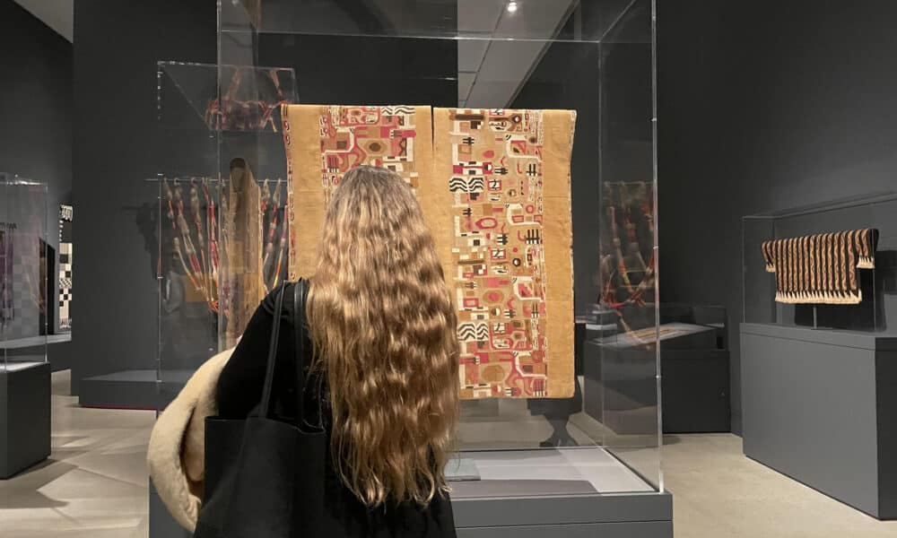 El Museo Metropolitano de Arte de Nueva York (MET) inauguró este lunes una nueva exposición que muestra que las artistas Anni Albers, Sheila Hicks, Lenore Tawney y Olga de Amaral usaron los textiles de los Andes como modelo para hacer arte abstracto, basándose tanto en la cuadrícula como en las técnicas de la trama y el urdimbre que usaban los tejedores de la cordillera. EFE/Alicia Sánchez